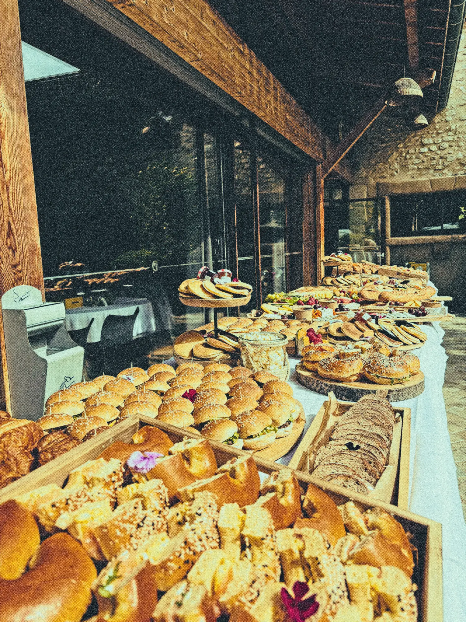 Gusti, traiteur à Tournon, valence grazzing table, événementiel, pro mariage, entreprises
