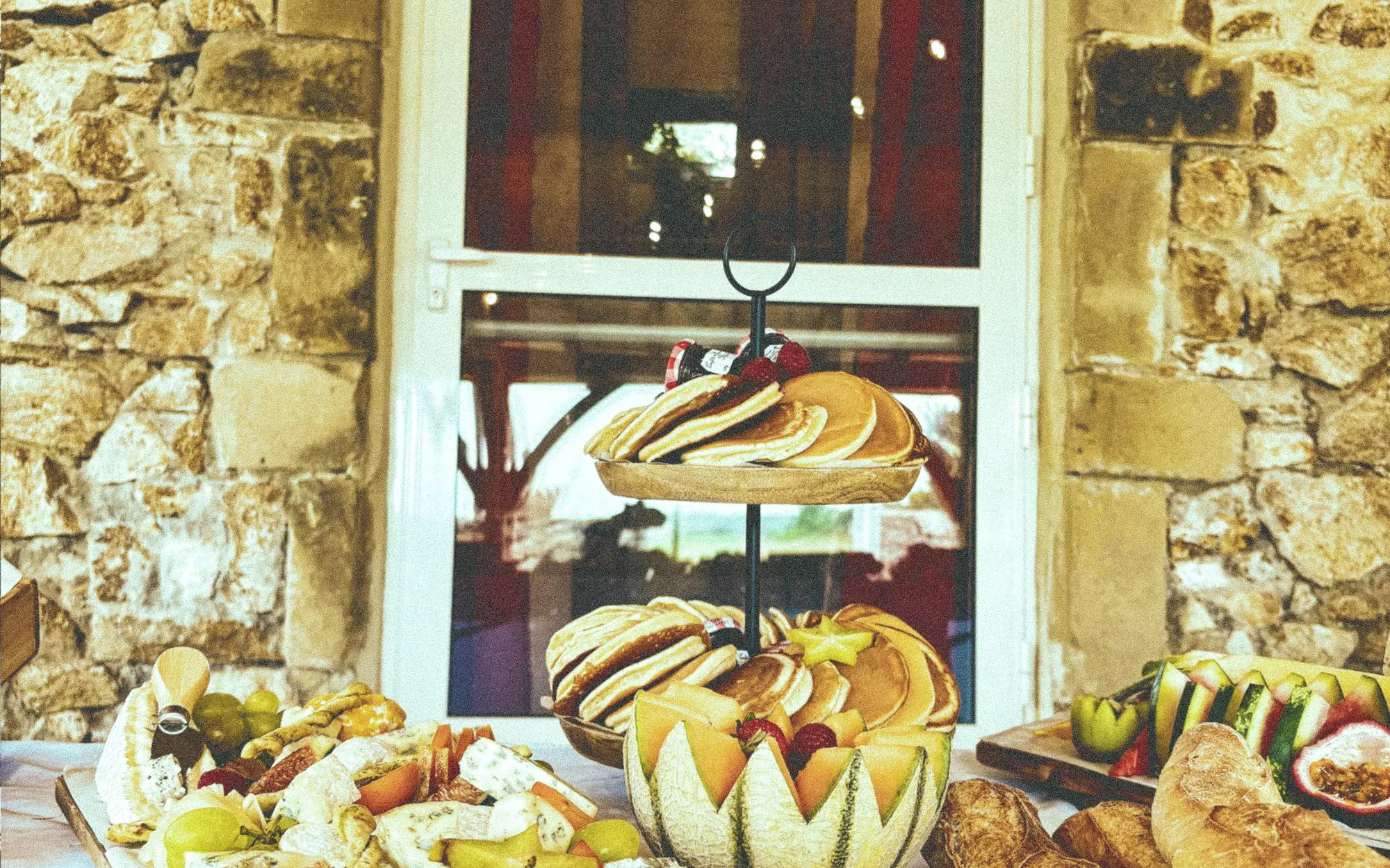 Gusti, traiteur à Tournon, valence grazzing table, événementiel, pro mariage, entreprises
